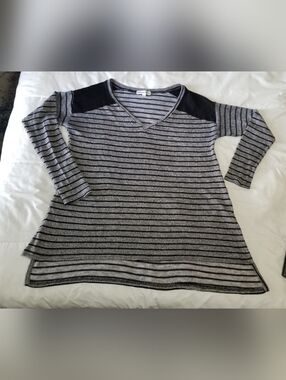 Bethany Mota Black And Gray V-Neck Striped Light Sweater Size Medium